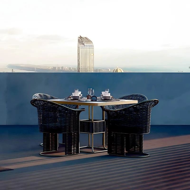 مجموعة طاولة وكرسي من الروطان في الفناء الخارجي، شرفة كلاسيكية، شارع تجاري