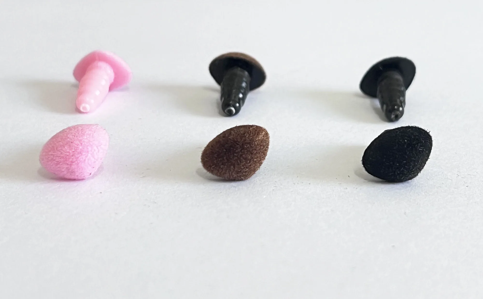 50 pçs/lote 8x10mm triângulo reunindo nariz preto rosa marrom para diy artesanato descobertas opção de cor