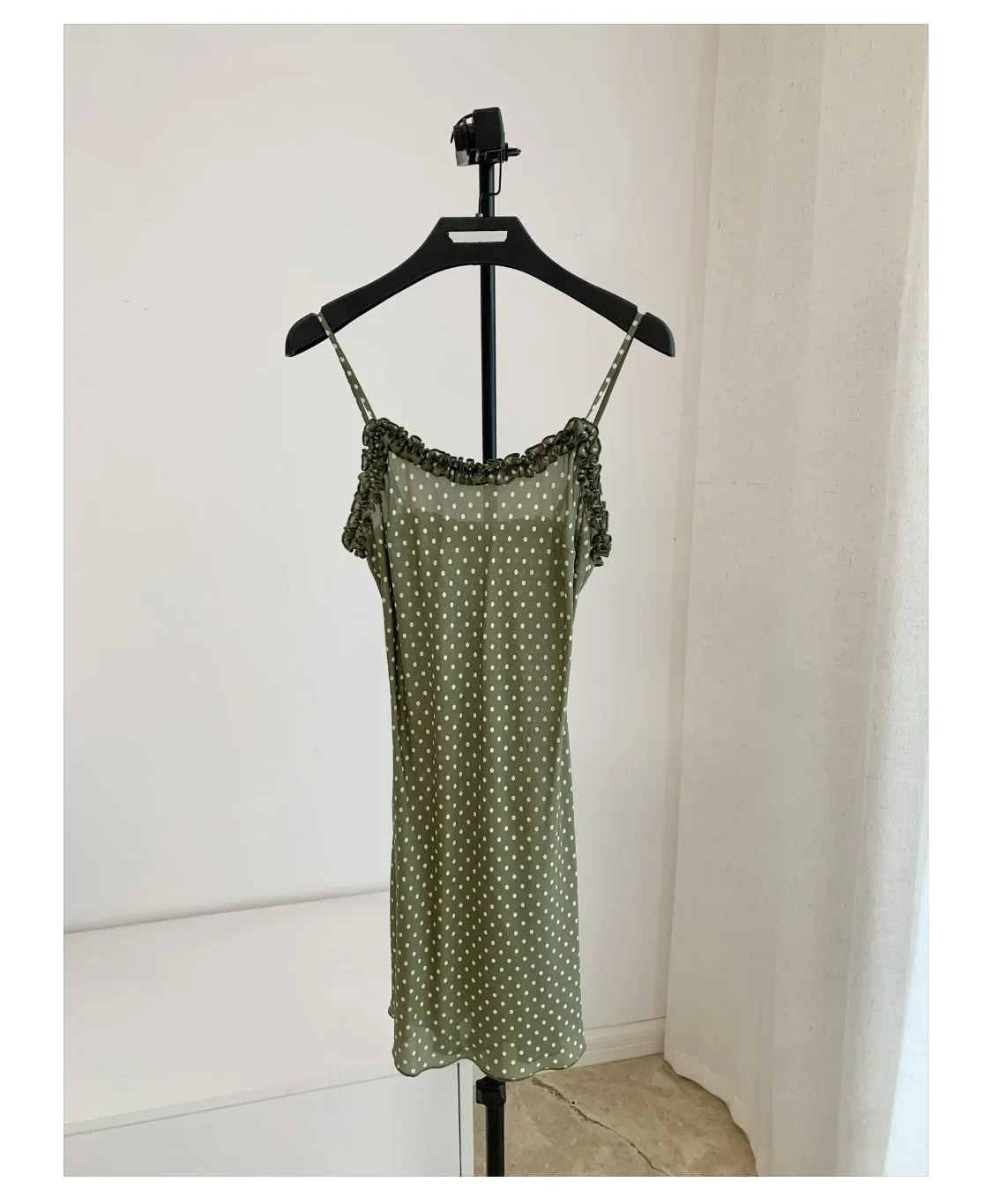 2025 جديد إمرأة البولكا نقطة الأخضر فستان بكتافة الكشكشة حافة حمالة أكمام عالية الخصر عطلة سليم 100% الحرير رداء صغير