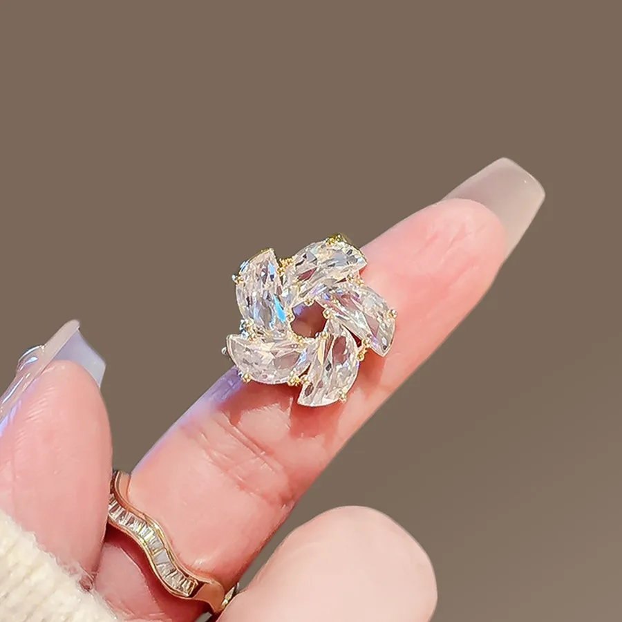 Mini Small Cubic Zircon Flower Brooches for Women Girls Temperament Corsage Elegant Lapel Pin Accessoeries Gifts