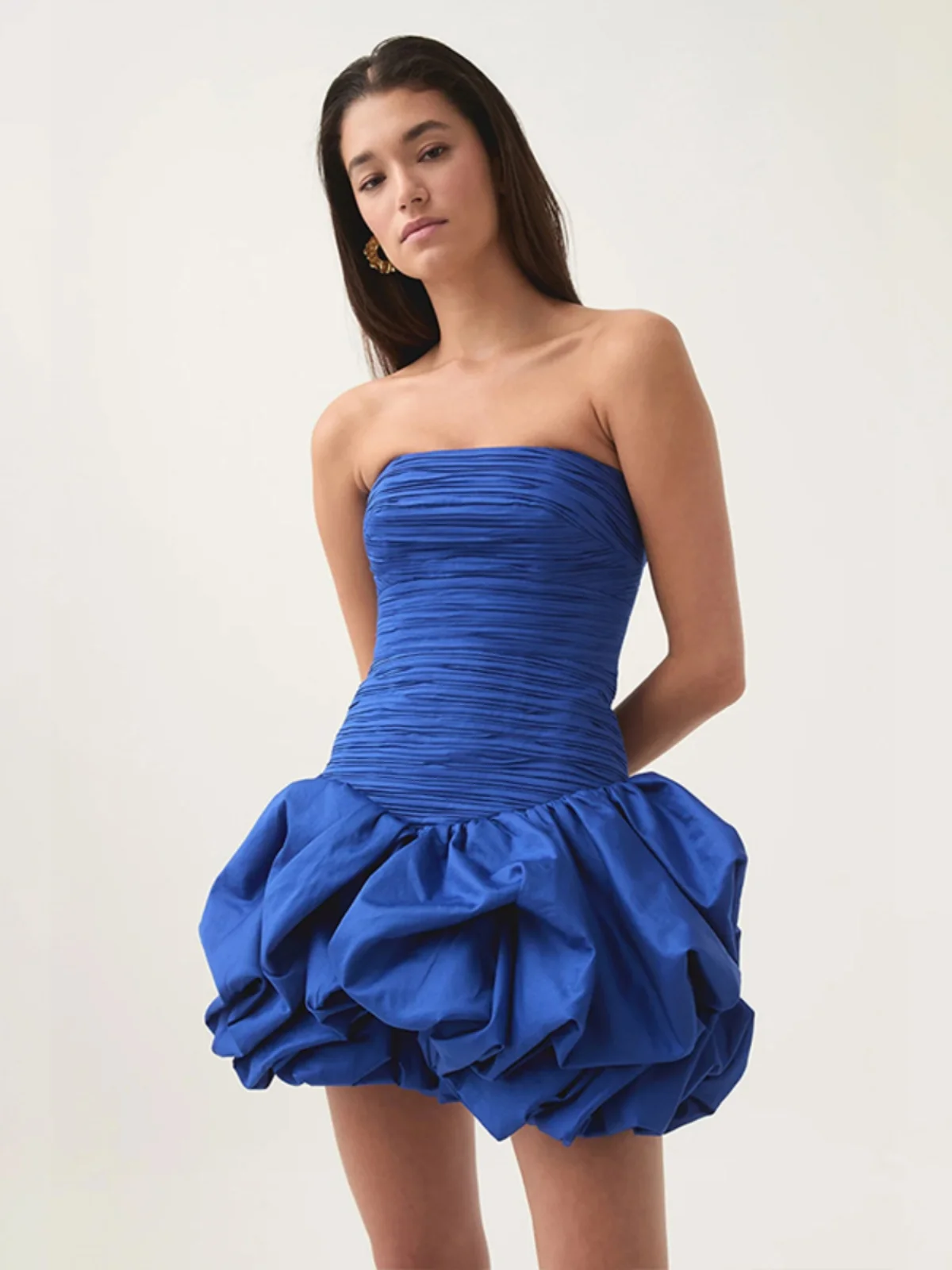 Vestido de Dama de Honra Estilo Praia de Verão com Ombros Elásticos Psados, Saia Curta com Barra em Camadas, Silhueta em A...