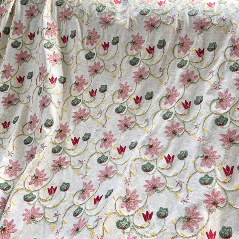 

Цветная льняная ткань с цветочной вышивкой, ткань для шитья с цветочным узором по всей ширине, для женской и детской одежды, декоративная вышитая ткань.