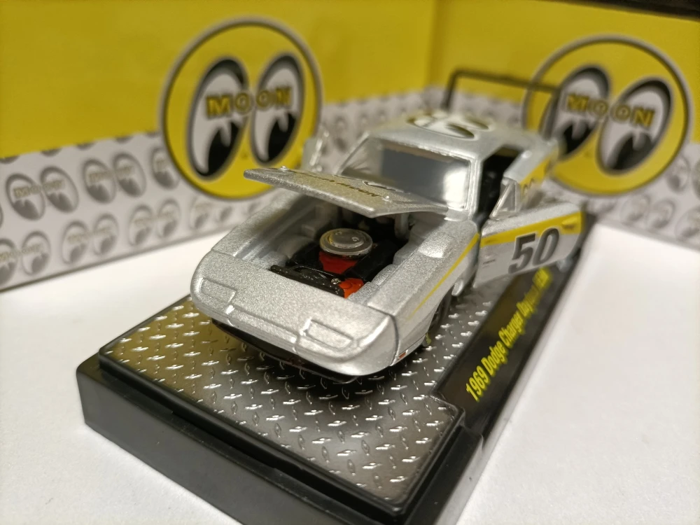 M2 MACHIANES 1:64 dodge charger daytona hemi gasser Collection of die cast alloy trolley model ornament