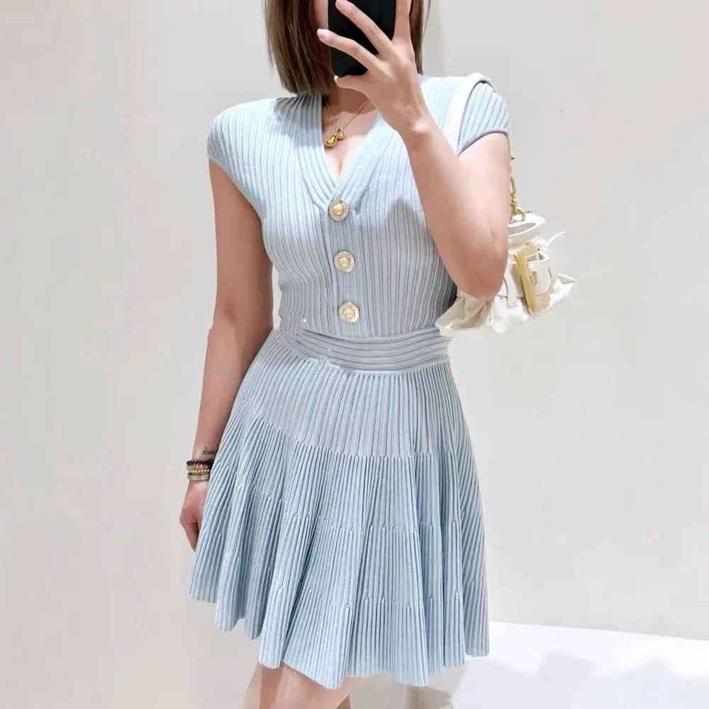 Dit is een nieuwe herfststijl van een heavy metal gesp, taille-cincerende en afslankende mouwloze gebreide jurk met V-hals van een socialite