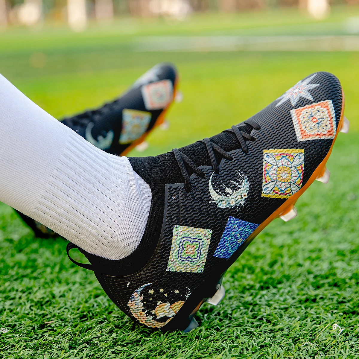 

Summer Outdoor Football Training Shoes Lawn Nails Wear-resistant Professional Football Shoes Multi-color Grip Strong Balance