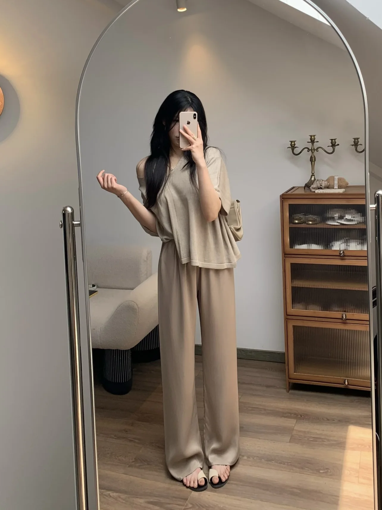 

Шелковистые свободные брюки с высокой талией и широкими штанинами, драпированные, в пол, в стиле «Old Money», из матового сатина, глянцевые, гладкие, цвета «чайный молочный», повседневные брюки