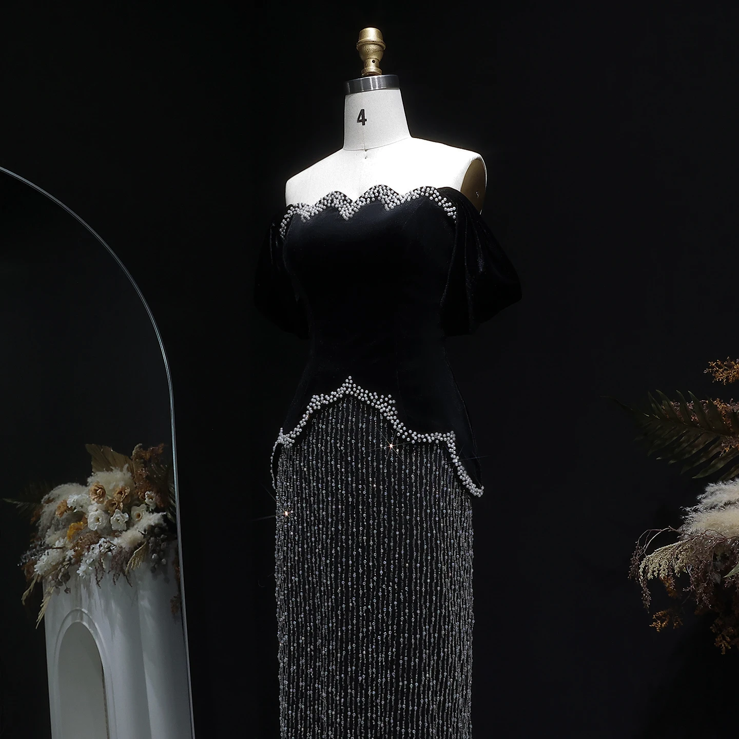 Sharon Said Dubai Luxuriöses Elegantes Schwarzes Schulterfreies Abendkleid mit Kristallen und Perlen für Hochzeitsfeier SS615 Maßanfertigung – Detail 8