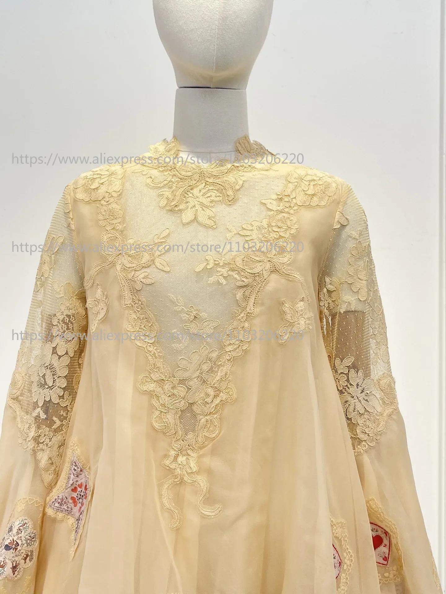 

Шелковое бежево-желтое платье миди с длинными рукавами, кружевными вставками и асимметричным подолом, модель 2026