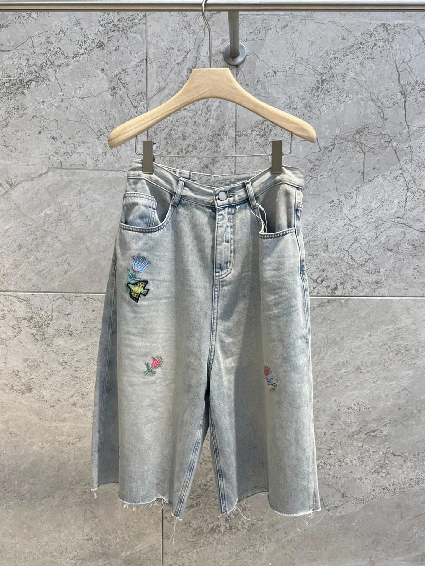 High-End Women's Retro Washed Denim Five-Point Pants Embroidered Casual High Waist Wide Leg Blue Jeans for Commuting
