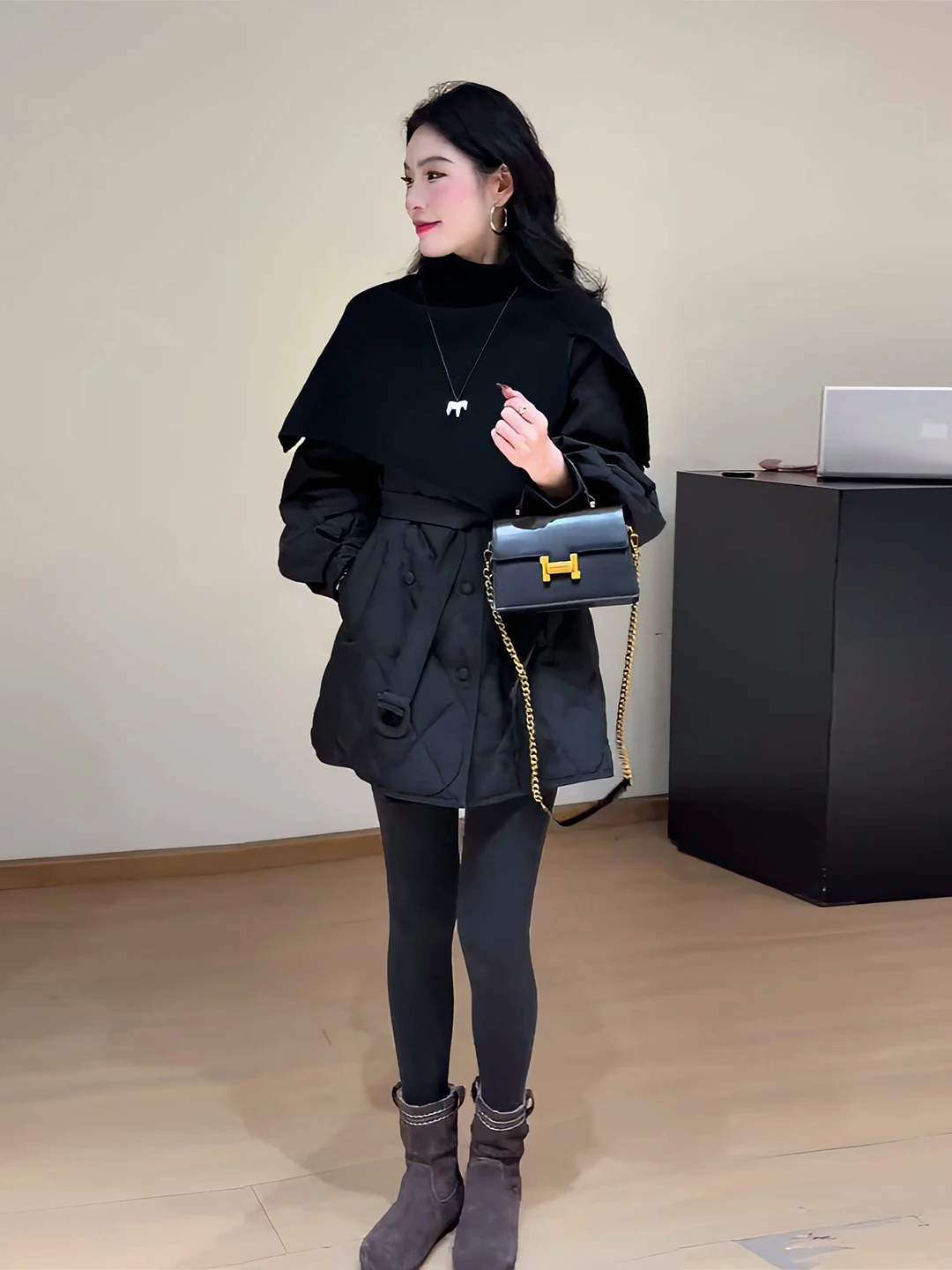 

Женская легкая пуховая куртка Slim Fit 2025 года, новая зимняя модель, черная, с завышенной талией, теплая, белая, с наполнителем из перьев