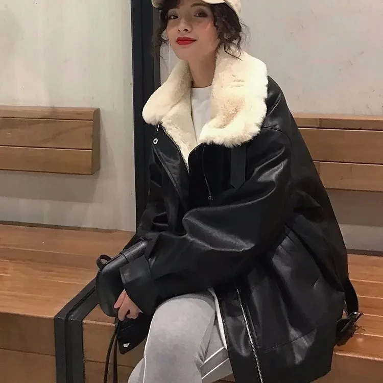 Jaqueta de couro para mulheres com veludo engrossado para outono e inverno nova pele integrada versão coreana solta casual motocicleta