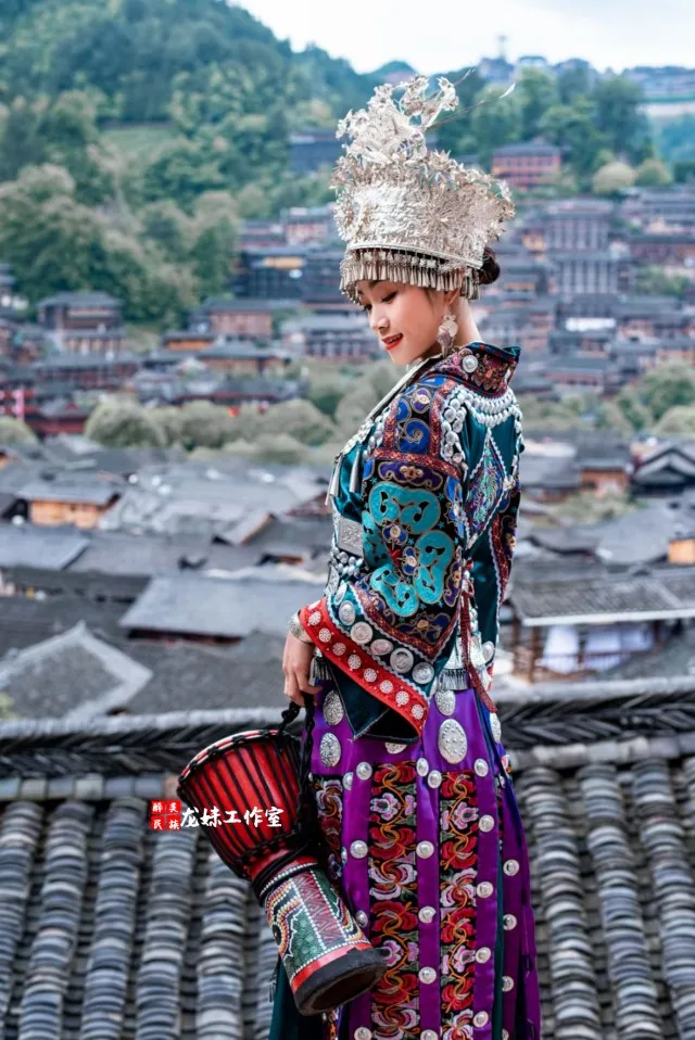 Robe traditionnelle chinoise d'Ata Ao faite à la main, hôte de la minorité, chanteur, spectacle sur scène, photographie