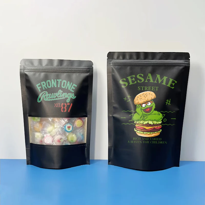 Bolsas de papel Kraft negro con cremallera de pie con ventana, logotipo impreso, galletas reutilizables, bocadillos de café, embalaje de papel artesanal
