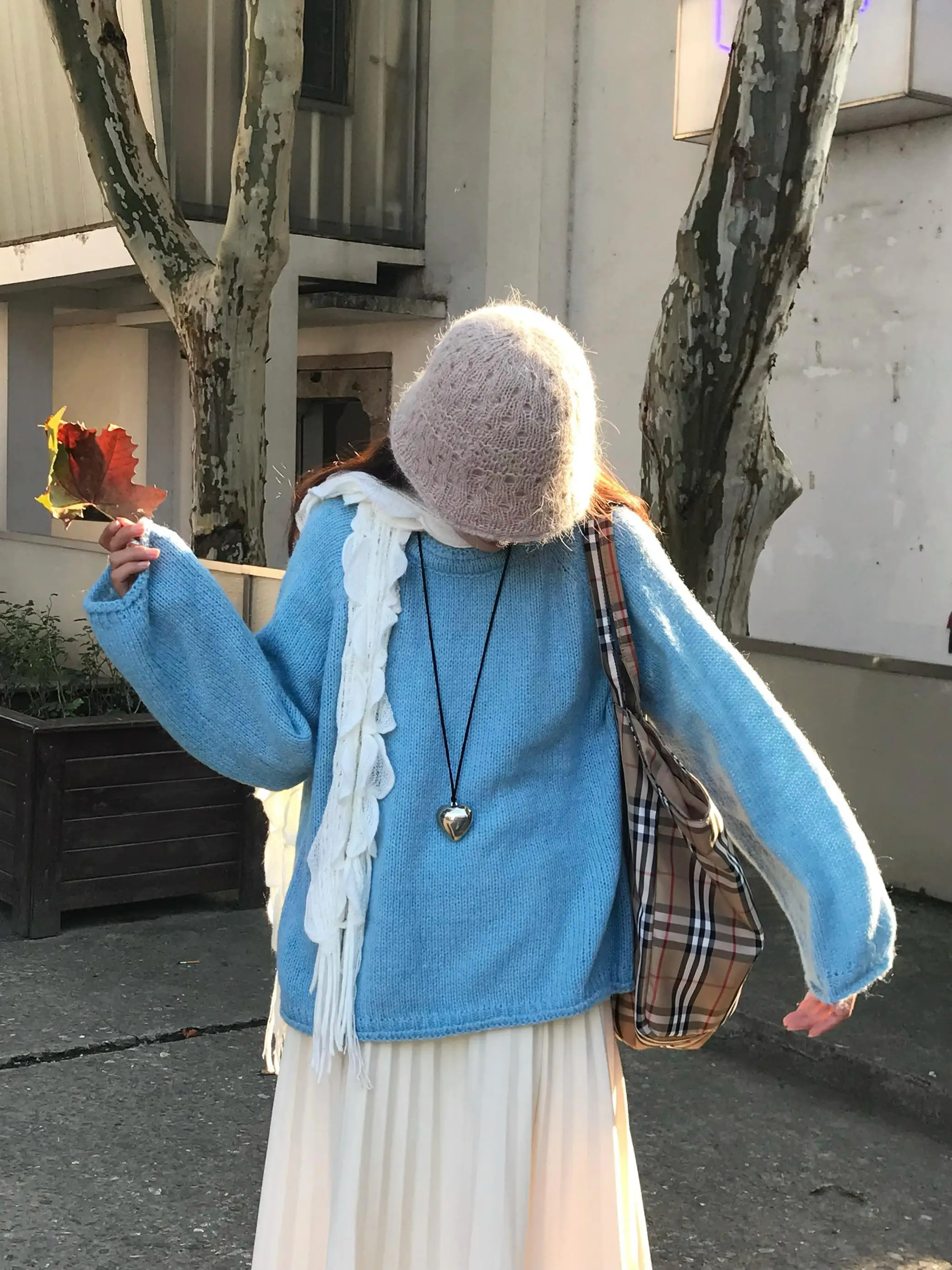 

Женский свитер оверсайз с круглым вырезом, средней длины, однотонный, мягкий, белый, в корейском стиле, для создания непринужденного образа, осенний маст-хэв