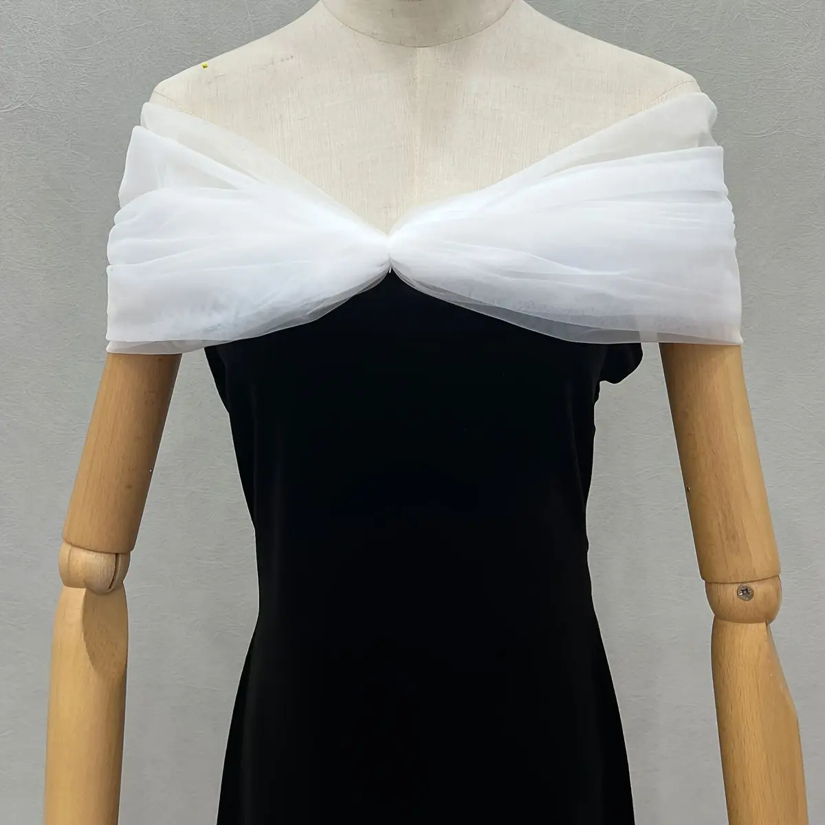 vestido-de-noiva-vestido-de-dama-de-honra-vestido-com-gola-unica-fino-que-cobre-os-bracos-em-tecido-macio-ajustavel