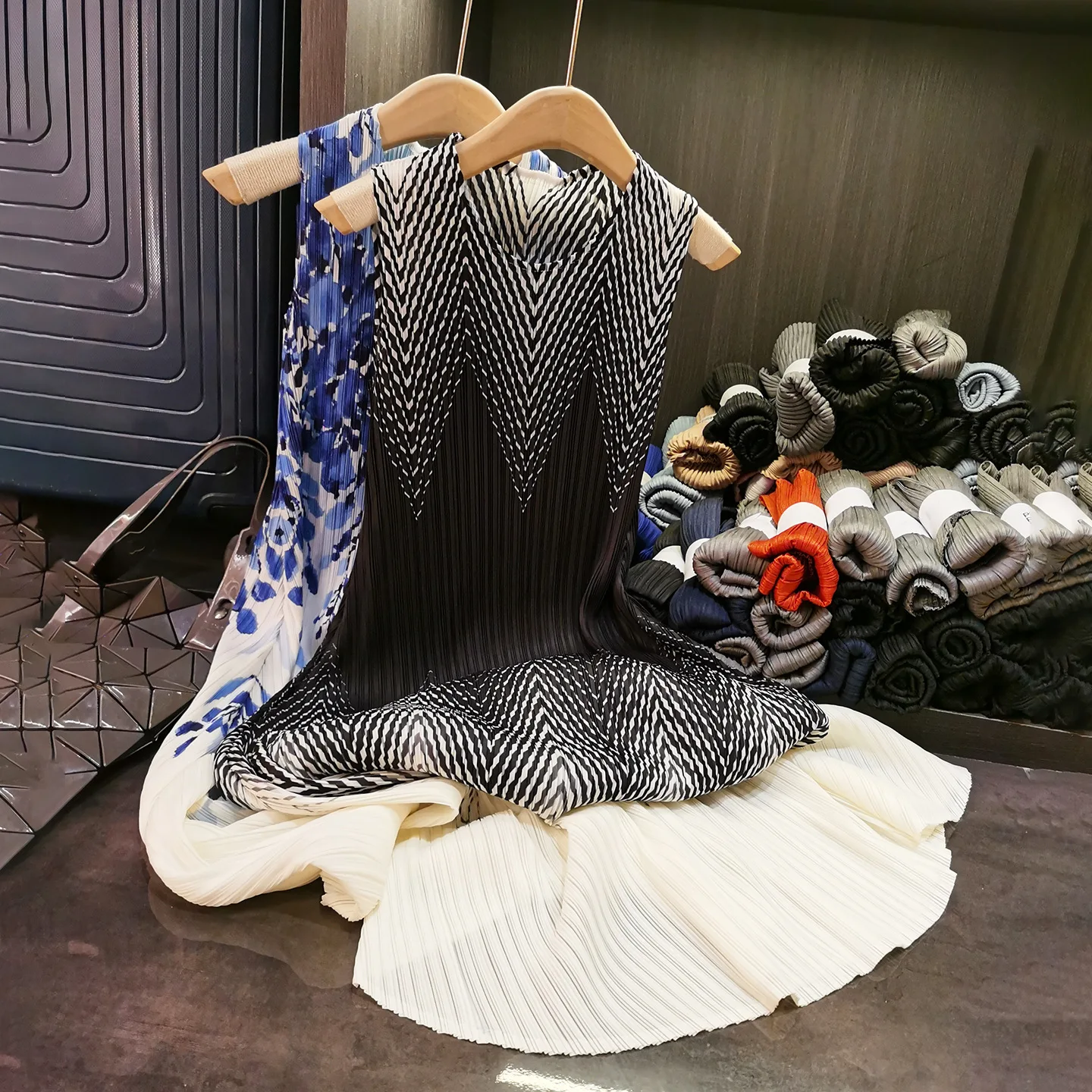 

Miyake Pleated Dress Plisse 2025 Premium Sense Gradient Sleeveless Pleat Dress Summer New Fold Goddess Model Pleats Dresses