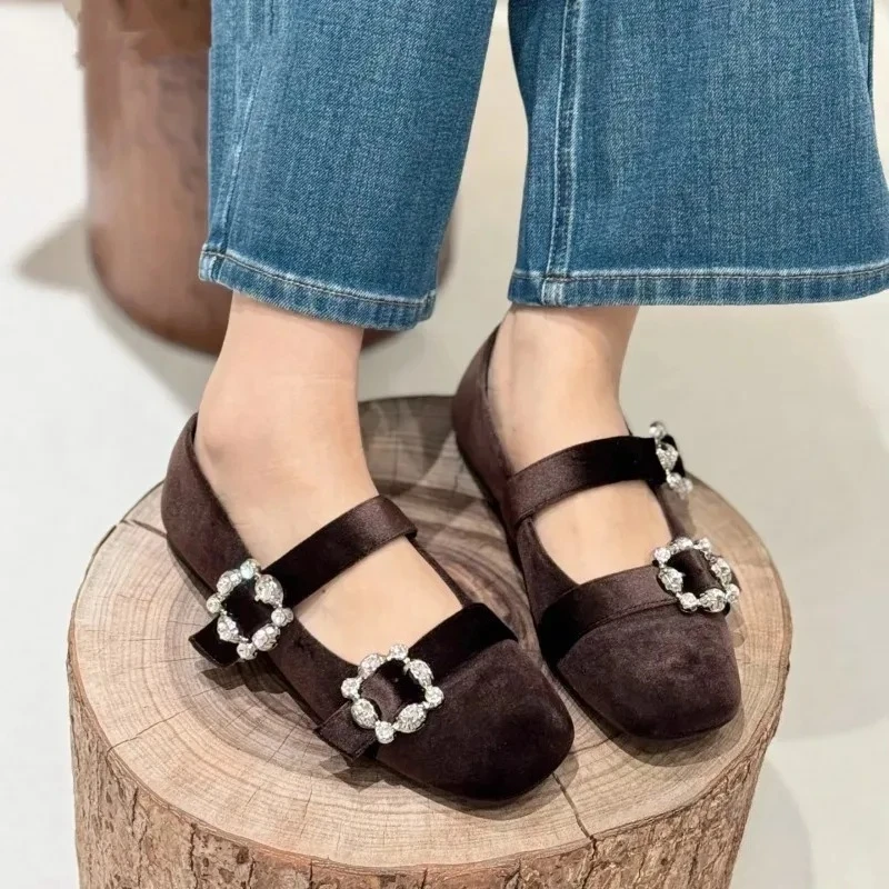 أحذية الخريف النسائية الجديدة من جلد الغزال كاجوال بمقدمة مربعة وحزام من حجر الراين الضحل وكعب منخفض