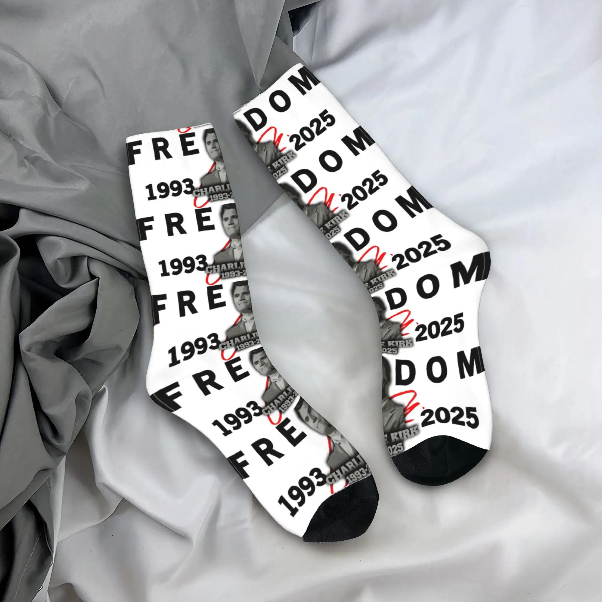 للجنسين الرجال الجوارب الأحمر التوقيع 1993-2025 تشارلي كيرك جوارب الربيع مضحك جوارب ناعمة مخصص الجري الرياضة عدم الانزلاق الجوارب