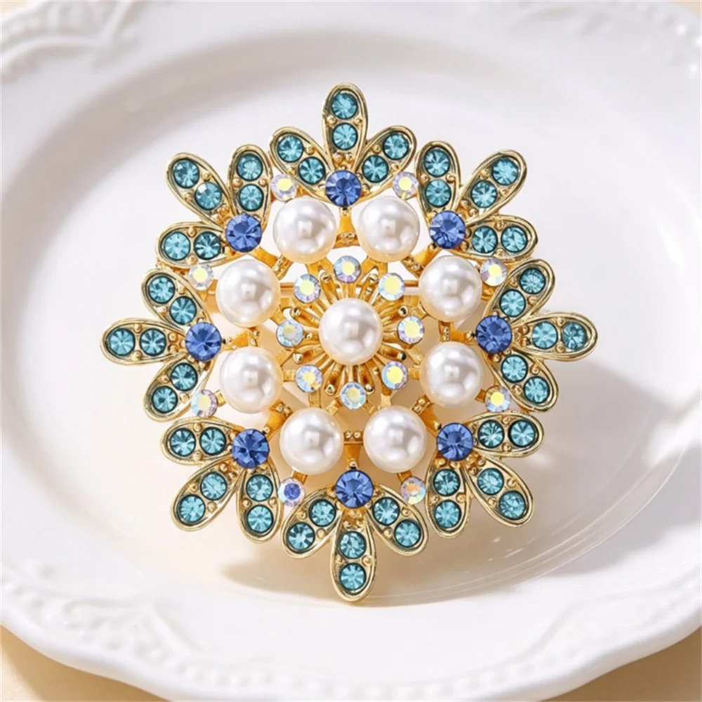 New Christmas Snowflake Brooch Beautiful Pearl Corsage suit coat Snow Pins Clothing Accessories