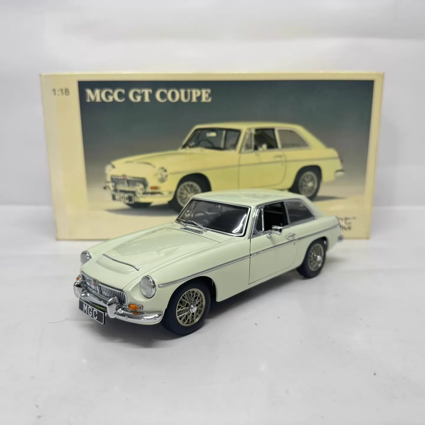 Die-cast 1:18 Scale MG MGC GT Coupe Simulated Alloy Static Car