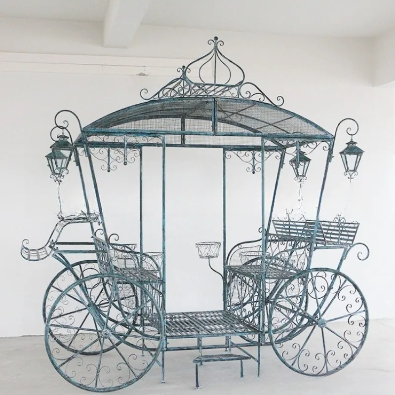 American retro old outdoor wrought iron carriage chair villa garden decoration, studio shooting props