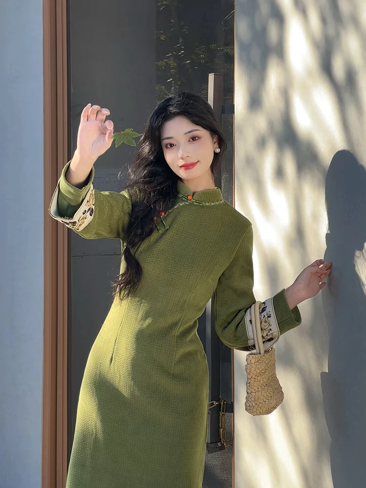 

New Chinese Style Long Sleeve Velvet Qipao with Fleece Warmth Green Gradient Light Surface And Bamboo Shadow Daily Wear