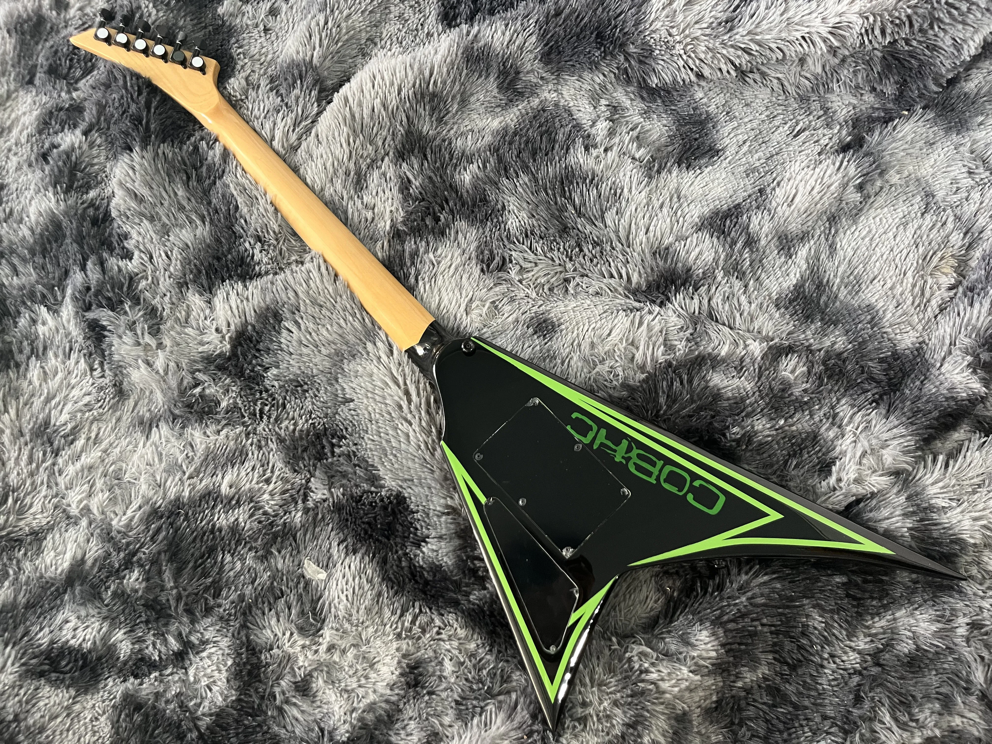 China OEM Electric Guitar Duplex Tremolo System Green Line Jack V