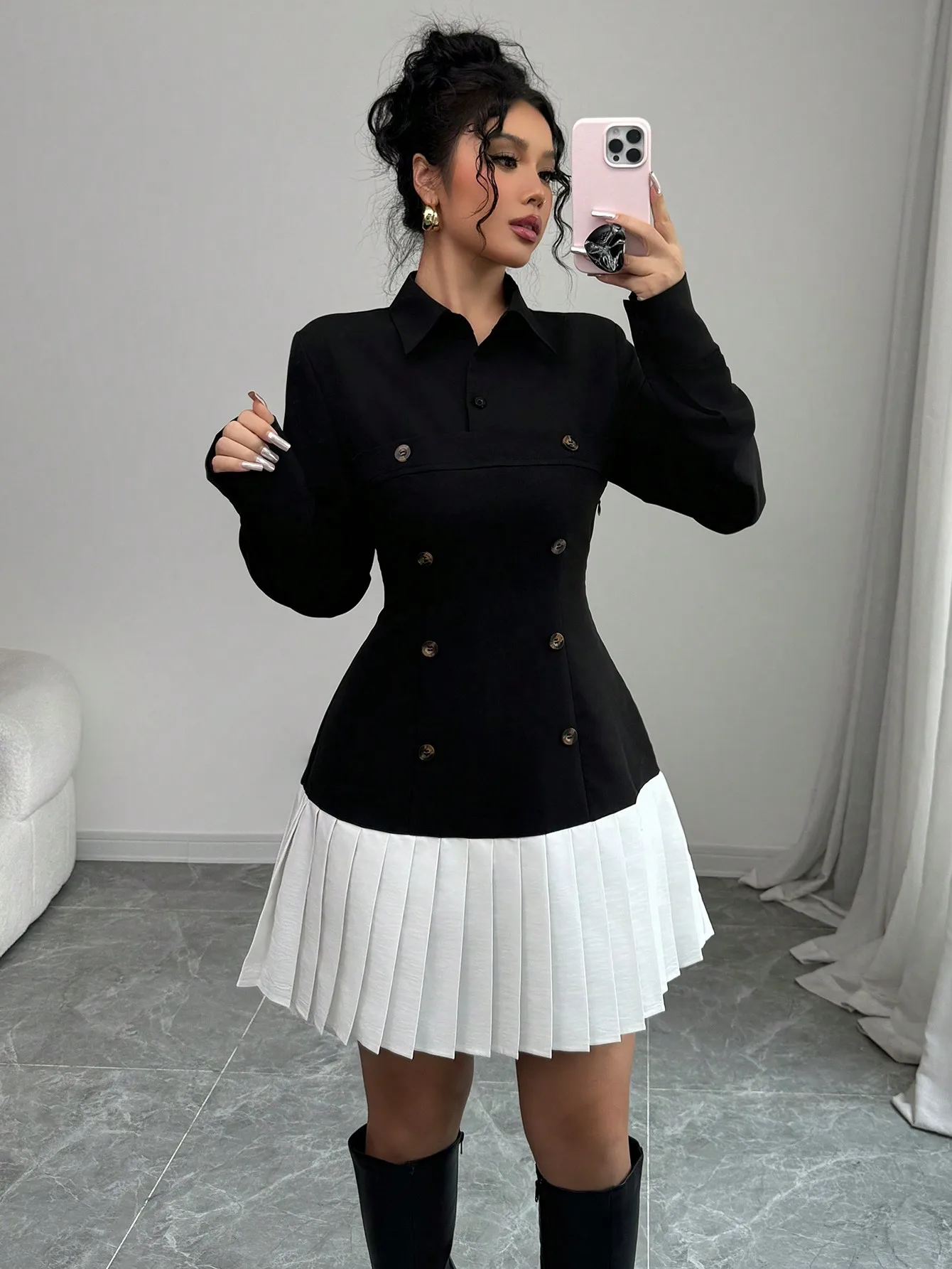 

Черное мини-платье с воротником и двубортной застежкой, с белой плиссированной юбкой