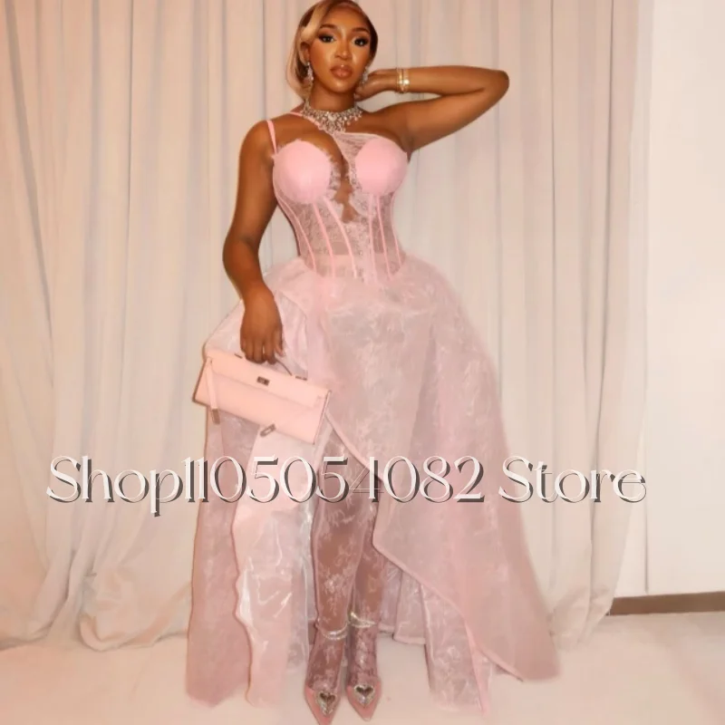 恋人ピンクのレースのストラップレススタードレスコルセット付き非対称フリル裾カスタマイズされたフォーマルイブニングドレス