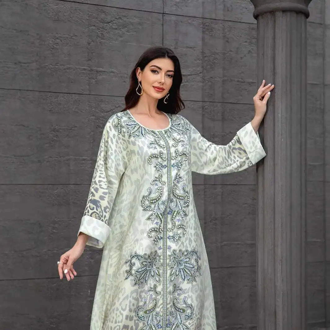 Sw1112 ผู้หญิงมุสลิมยาว Robe เสือดาวพิมพ์ลูกปัด Rhinestone ผู้หญิงชุดยาว Abaya Ramadan ดูไบหรูหราอิสลาม Elegant