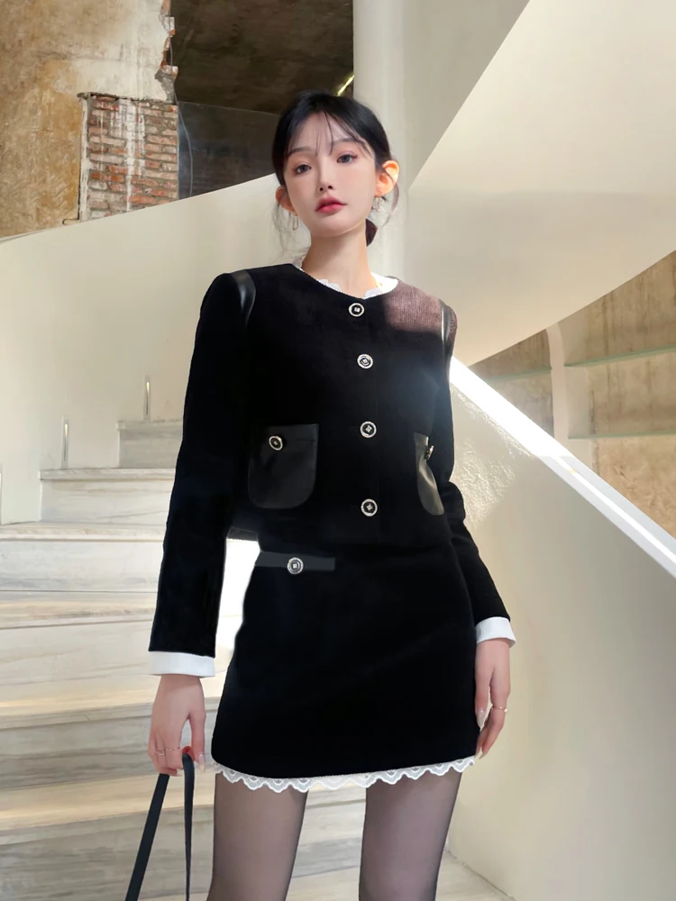 

Костюм из вельвета: юбка и топ, весна-осень, новинка, в стиле минимализм, с высокой талией, персонализированный, с кожаными вставками и кружевом...