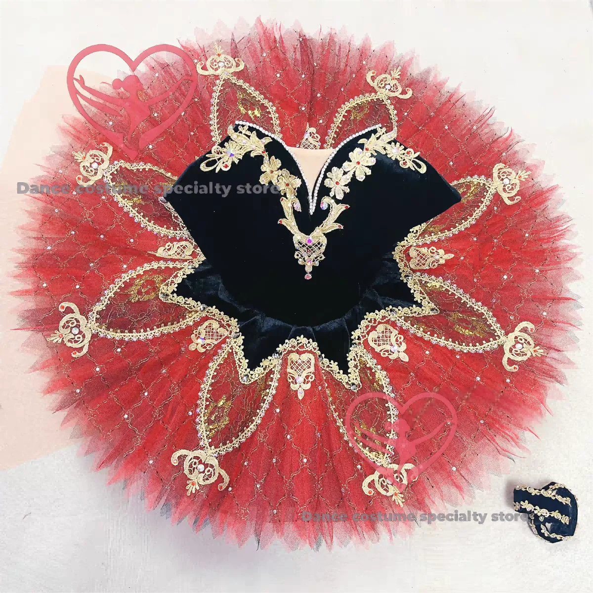 

Красно-черная балетная пачка с вышивкой