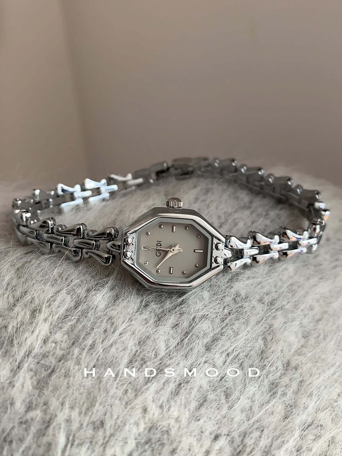 

Elegant Women'S WatchSilverGrey With A ThornInspired DesignSmall DialStylish And CasualVersatileWomen'S Chain WatchWomen'S Gift.