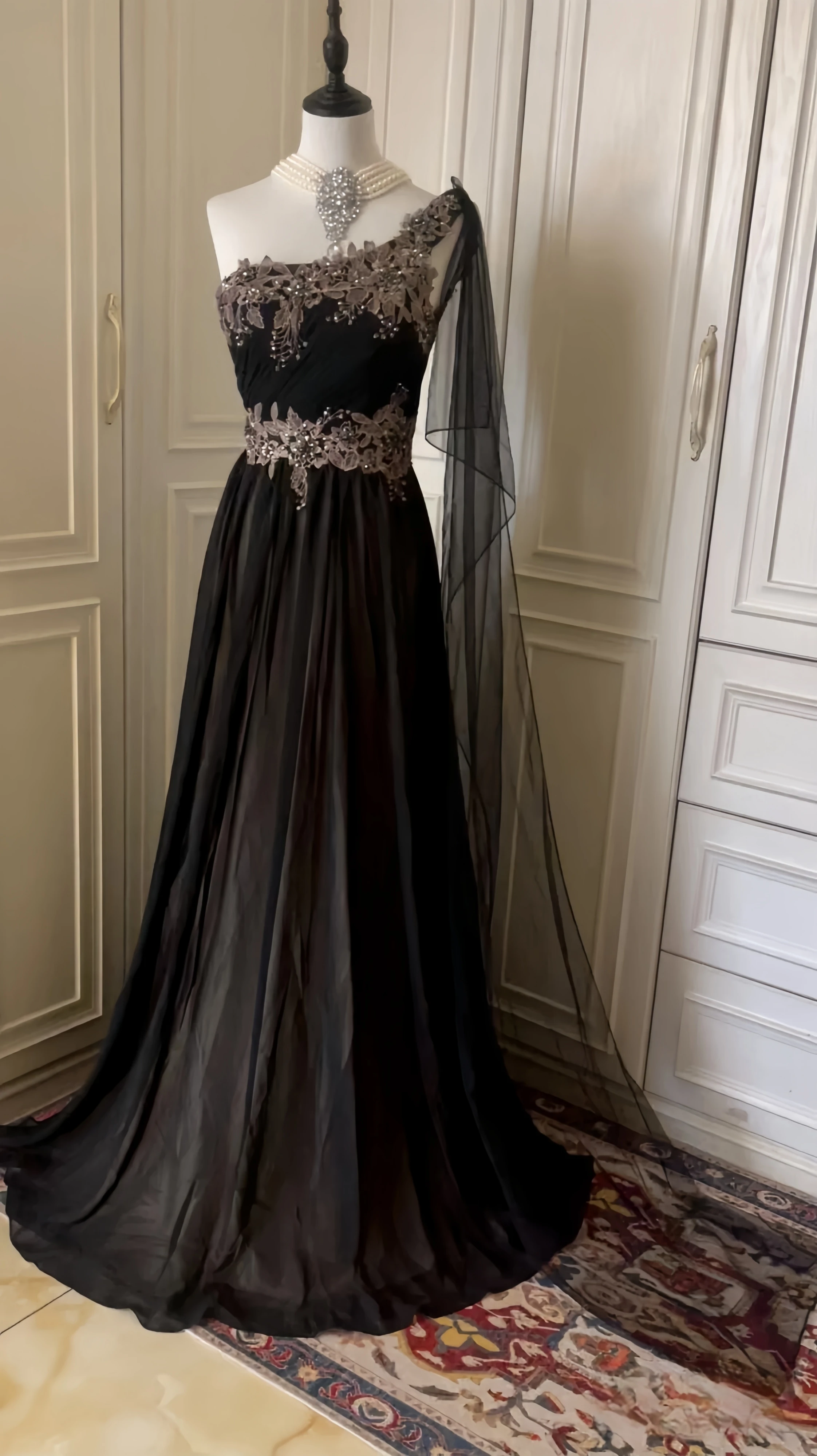 Stylish Black Evening Dress Floor-Length Skirt Satin Pleated Boat Tie Sequins Sleeveless A-Line Special Occasion Party Dress