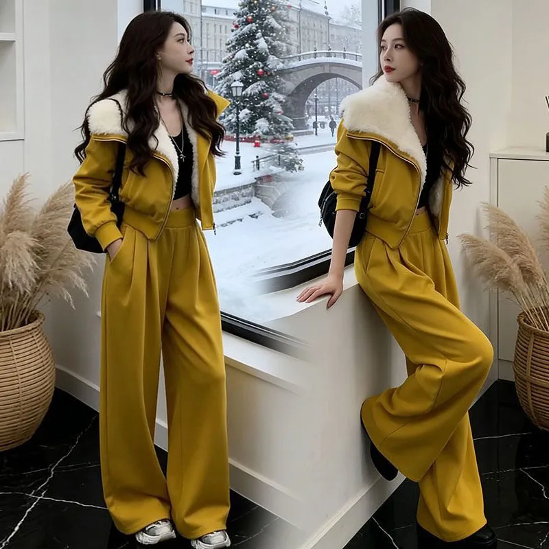 

Модный женский зимний комплект из двух предметов: утепленные брюки с широкими штанинами, флисовой подкладкой, капюшоном на молнии и утолщенным воротником. Новинка. Повседневная одежда.