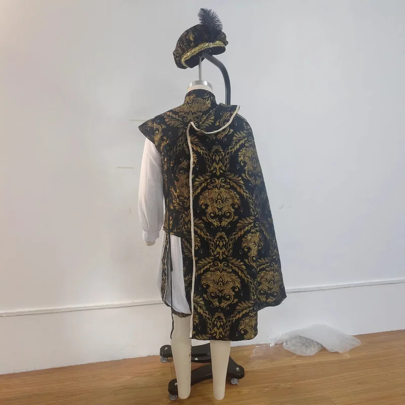 Mittelalterliches europäisches Adligen-Tudor-Königskostüm mit doppellagiger Weste, Kürbishose und halbärmeligem Umhang für RenFaire-Veranstaltungen.