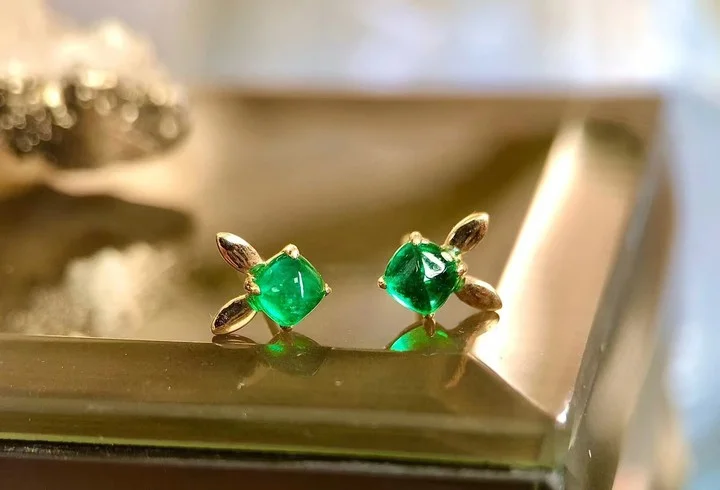 

Elegantly Designed PT900 Real Platinum Stud Earrings with 3.3ct Gorgeous Natural Emerald Dropshipping Available