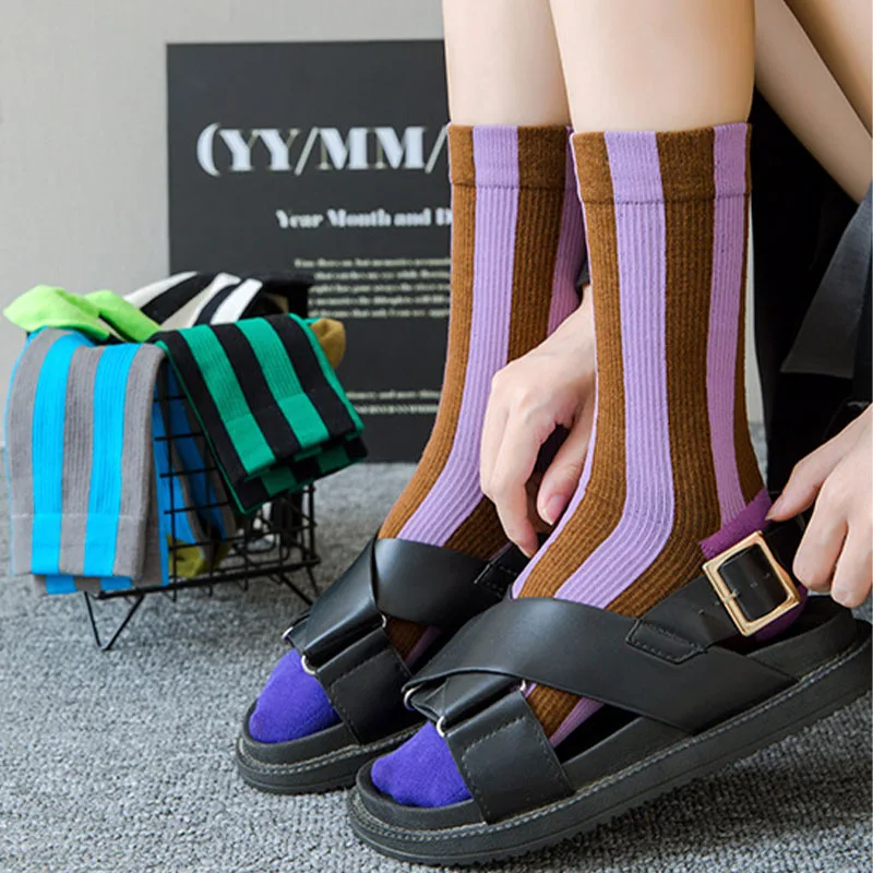 

Новые осенне-зимние товары из Европы. Модные носки средней длины с вертикальными полосками и цветовыми блоками. Женские носки из чистого хлопка.