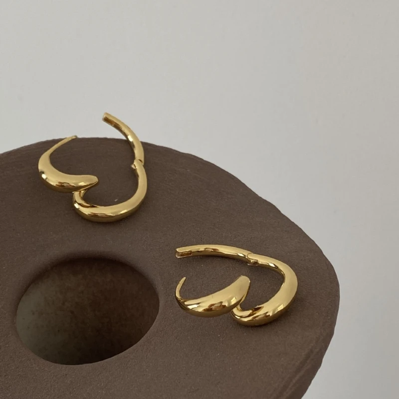 

Новинка 2023 года, серьги в форме сердца из серебра 925 пробы с медным покрытием, золото 18 карат, модные простые и универсальные серьги в форме сердца, подарок на день рождения, свадьбу