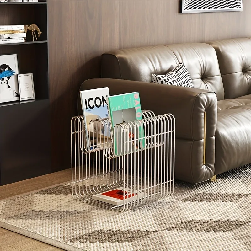 

простой современный легкий роскошный журнальный столик, несколько углов по бокам журнального столика, книжная полка, полка