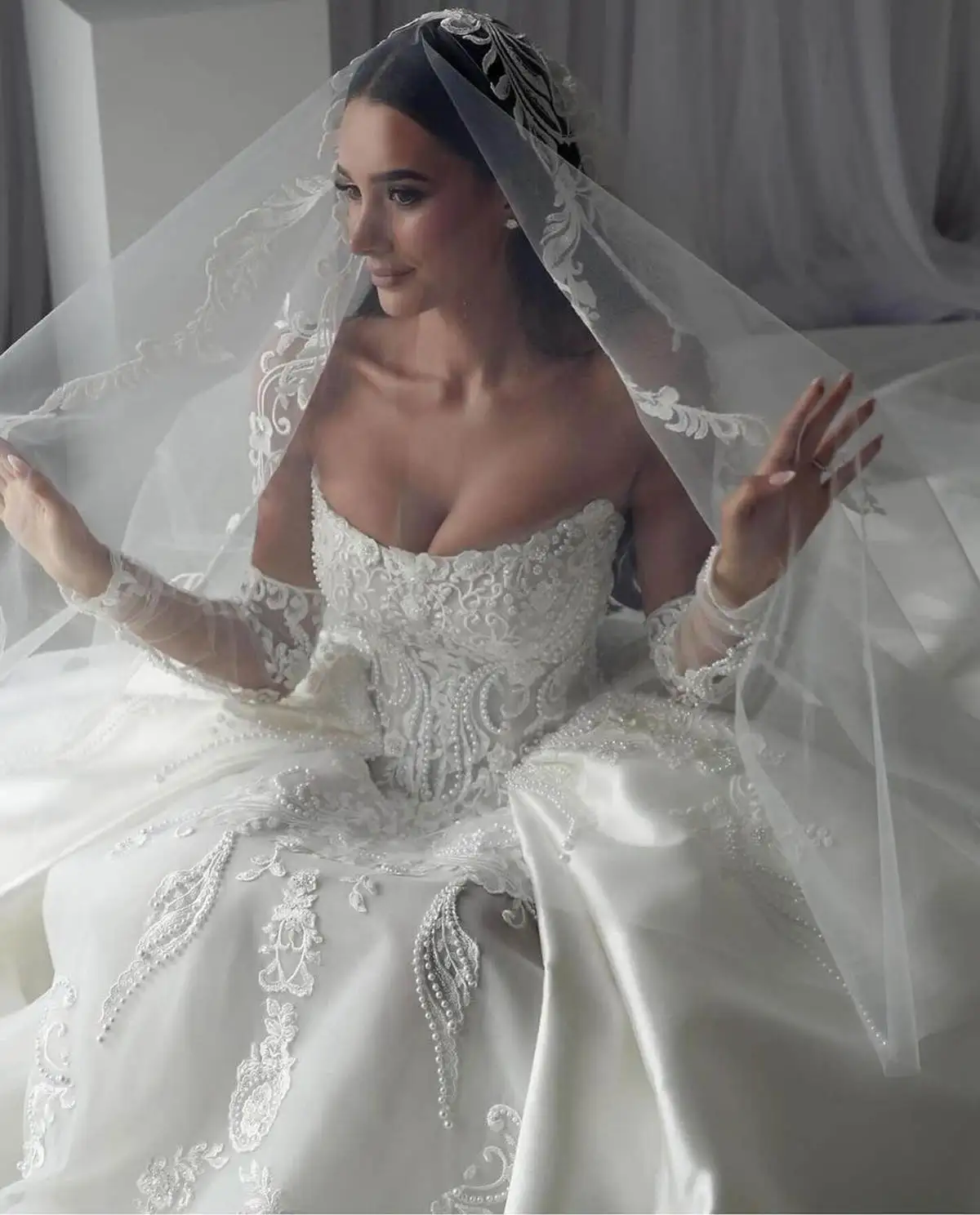 Wunderschöne Brautkleider mit Applikationen, trägerloses Perlen-Hochzeitskleid, abnehmbarer Zug, individuell gestaltete Perlen-Spitze-Illusion, Vestido de Novia