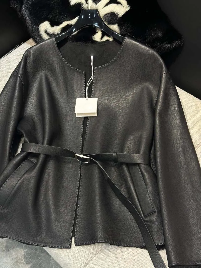 Damen lederjacke im minimalist ischen Stil, modischer, lockerer, lässiger, minimalisti scher Gürtel, Taillen verschluss, Lammfell jacke