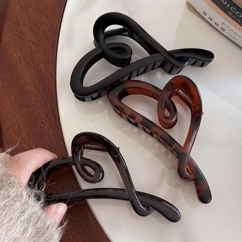 

Temperament matte black love woman autumn winter back of the head hairpin 2024 new shark clip headpiece