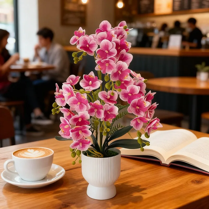 Großes Weinglasbecken mit taktiler Folie, Blumenarrangement mit Schmetterlingsorchidee, Topfpflanzen, Hotelrestaurant, Tischdekoration