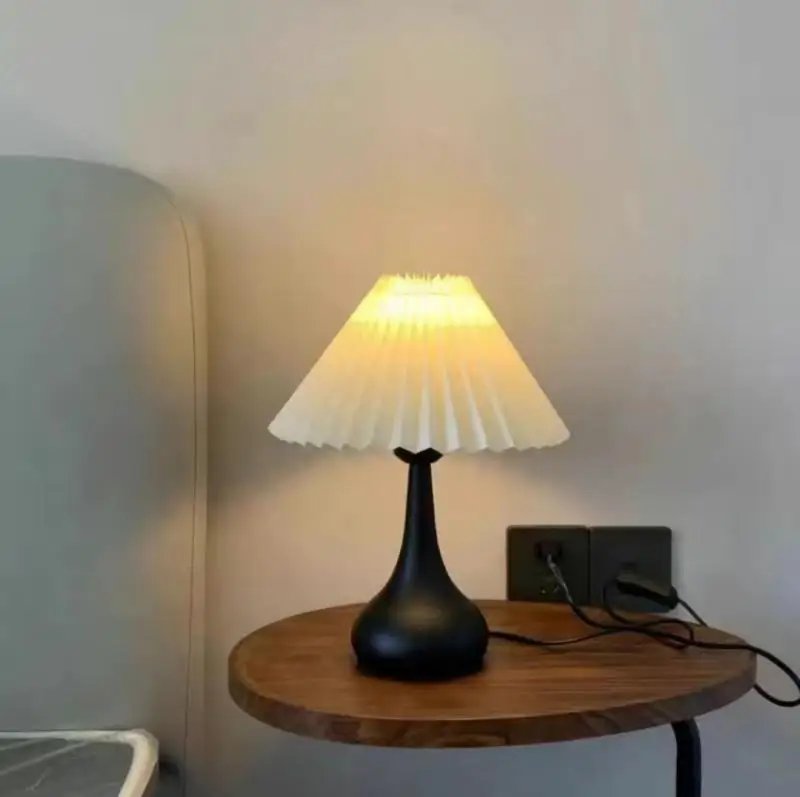 Retro Table Lamps Bedroom Night Light Dormitory Atmosphere Lamps Decoration Ornament