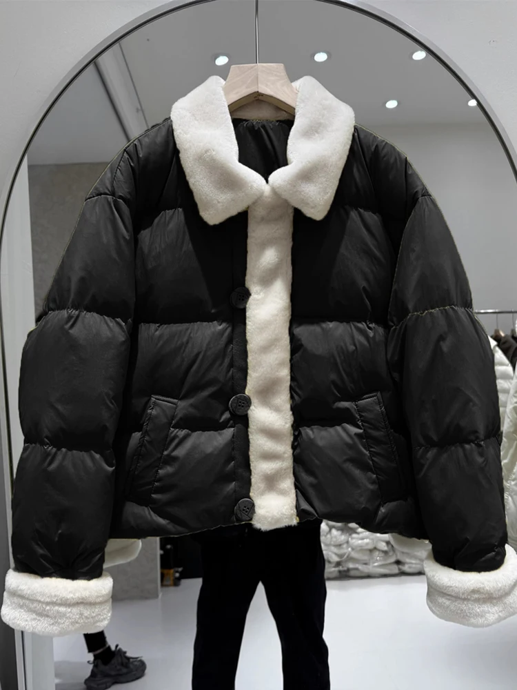 2025 Inverno Nuova Personalità Piumino da Donna Breve Colletto POLO Polsini di Giunzione Addensato Allentato Piumino d'anatra Bianca Cappotto Caldo