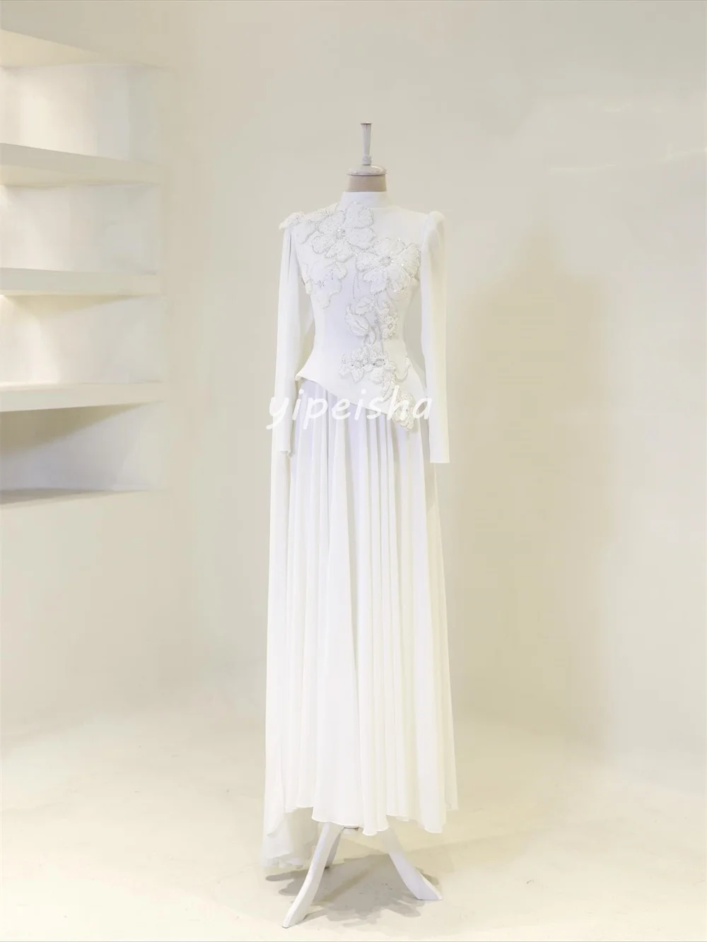 Personnalisé correspondant complexe Jersey plissé à la main fleur perles paillettes a-ligne col haut longues robes robes de soirée Sexy