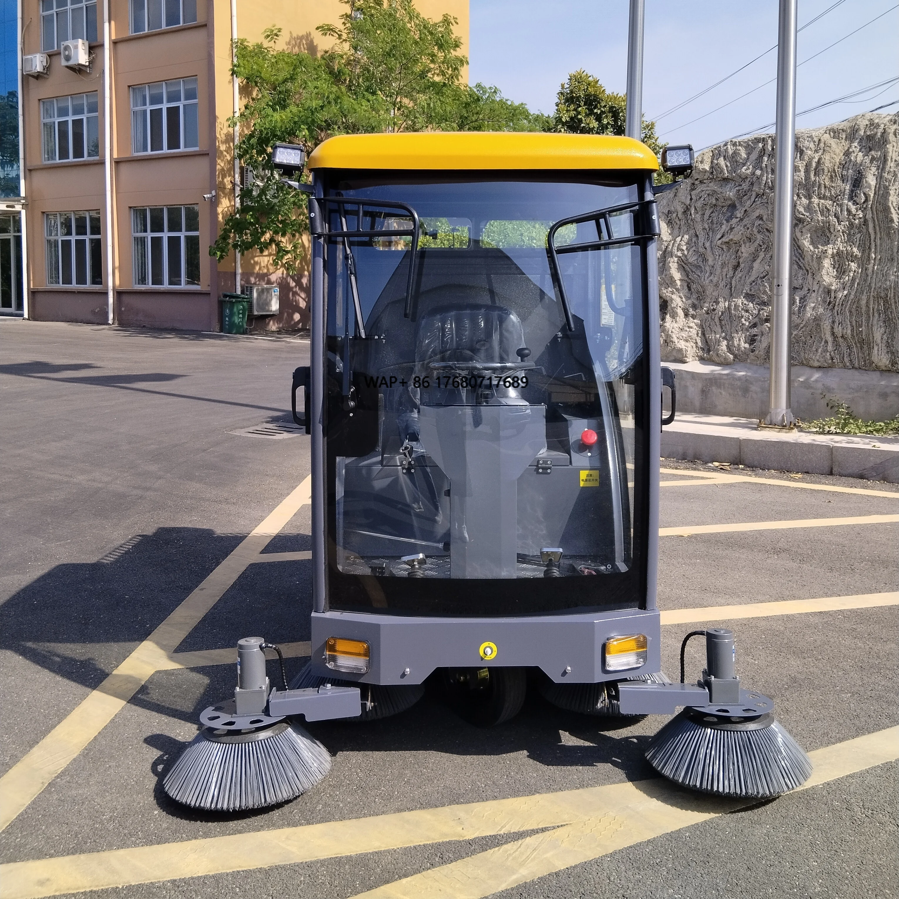 Tomada de fábrica original mais nova vassoura elétrica dirigindo máquina de limpeza de rua de estrada com largura de varredura