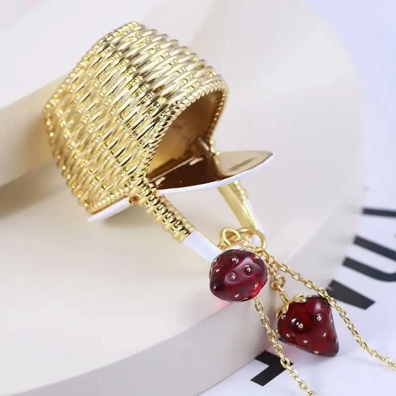 

Cute Knitting Small Basket Fruit Strawberry Enamel Craft Can Open the Pendant Fashion Necklace High-end Sweater Chain