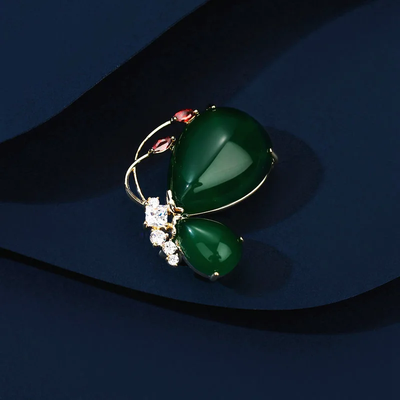 Cheongsam e Hanfu de estilo chinês emparelhado com broches antirreflexo, lenços de seda e broches de borboleta esmeralda